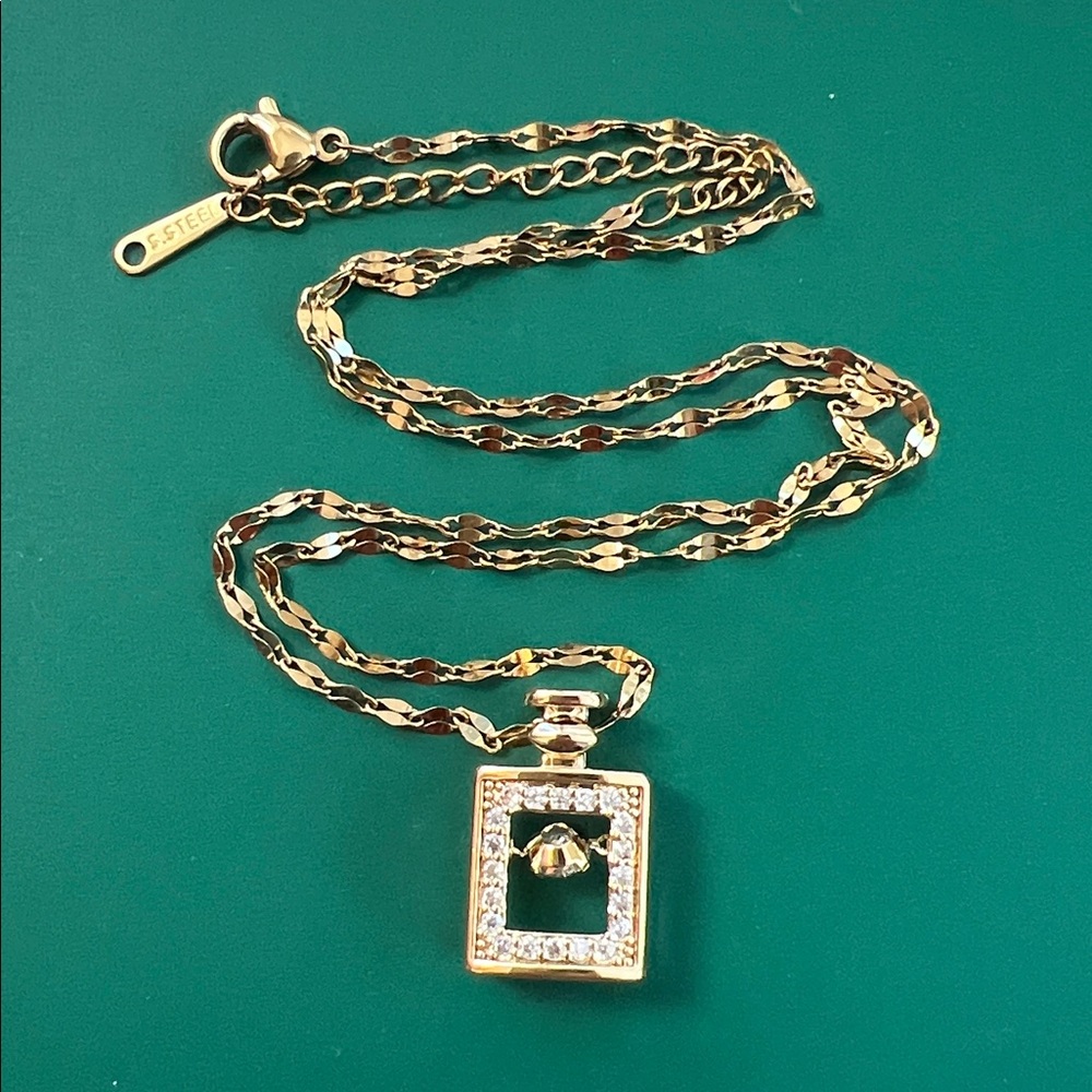 Beautiful necklace with sparkling pendant